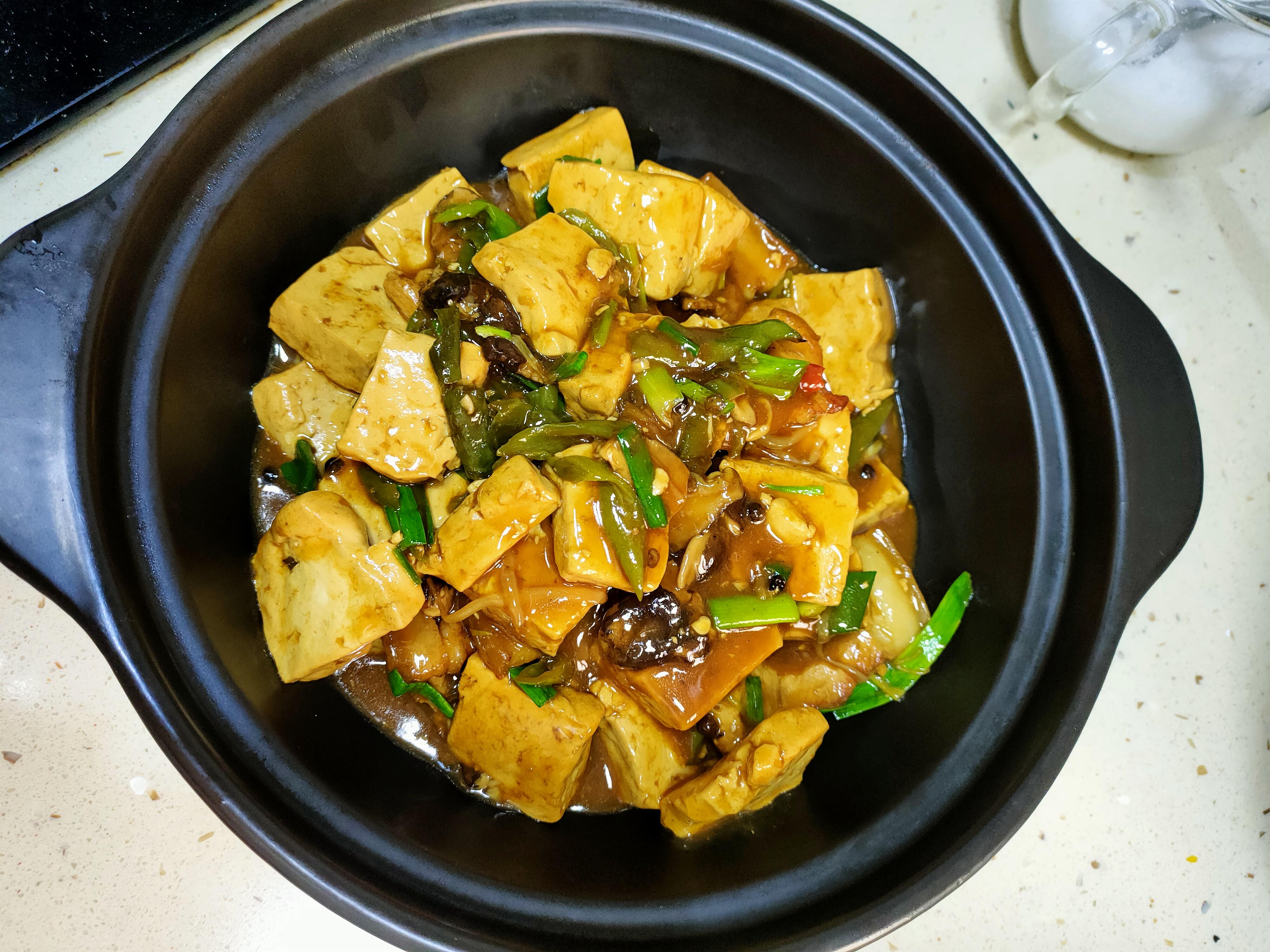 石锅老豆腐,看似简单,做法确很复杂,味道也不一样.麻辣