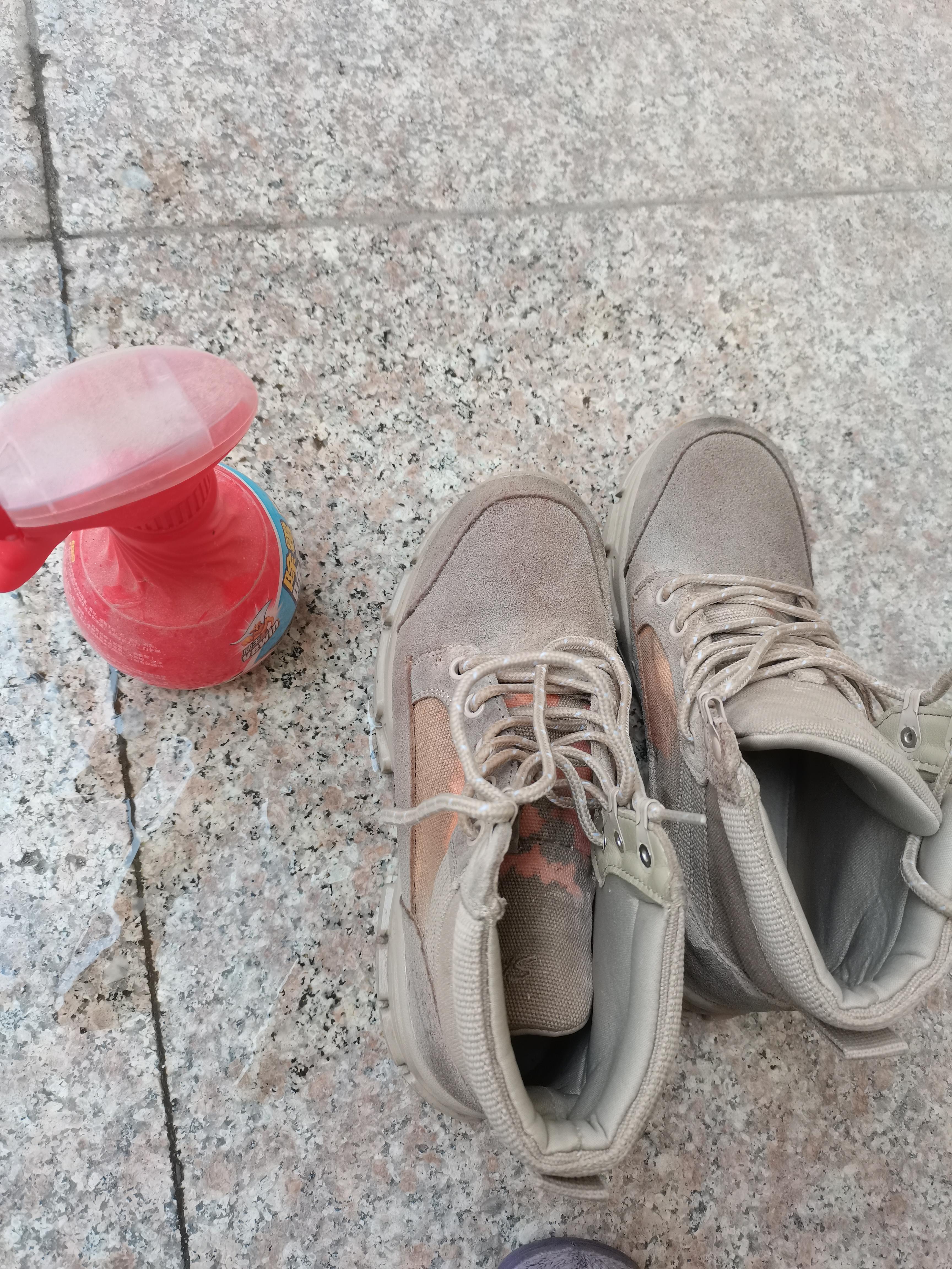 后悔,菌斑并没有去掉,鞋子也褪色了.有84消毒液的气味,有