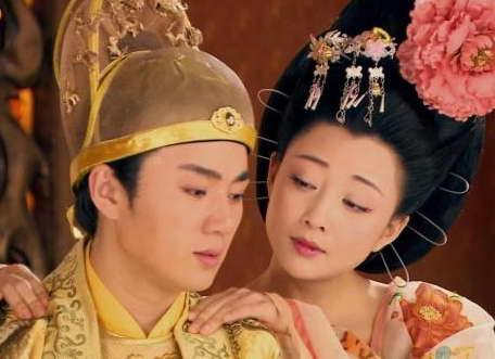 太子李治一把搂住武则天道:"与其喊你为母,不如