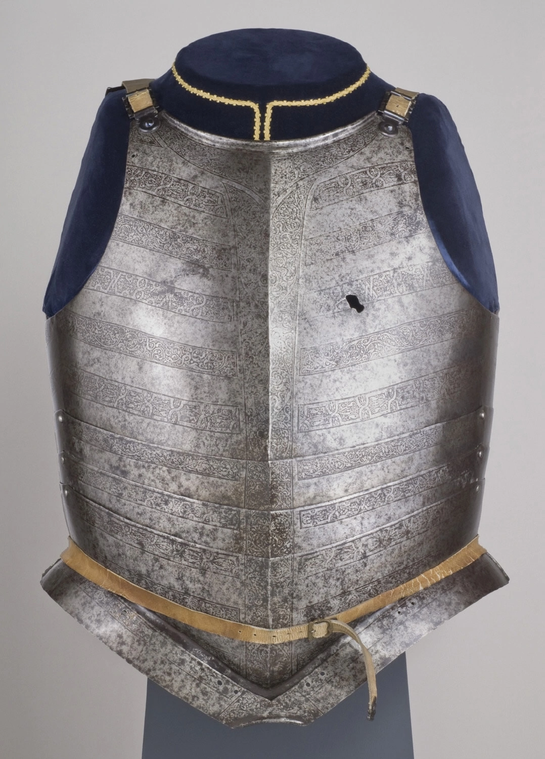 这件胸甲的主人是个彪形大汉