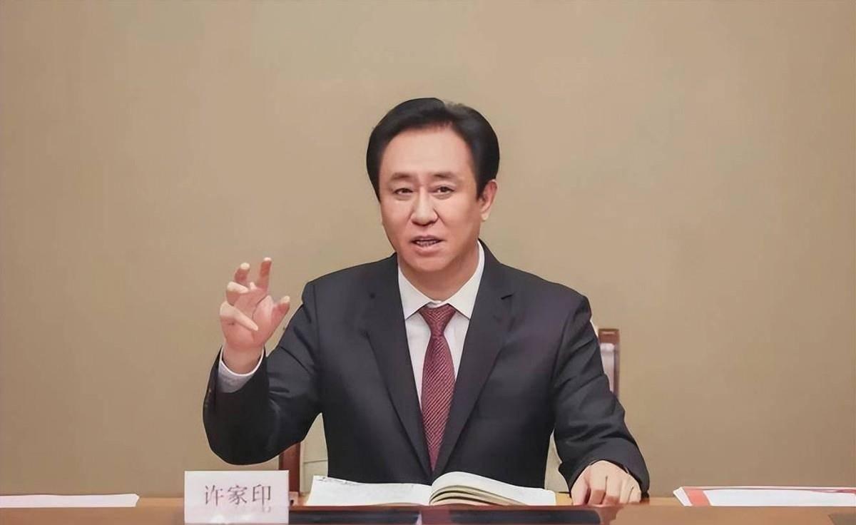 许家印被捕细节流出奋力反抗情绪崩溃怒吼不止曾经的首富许家印靠着