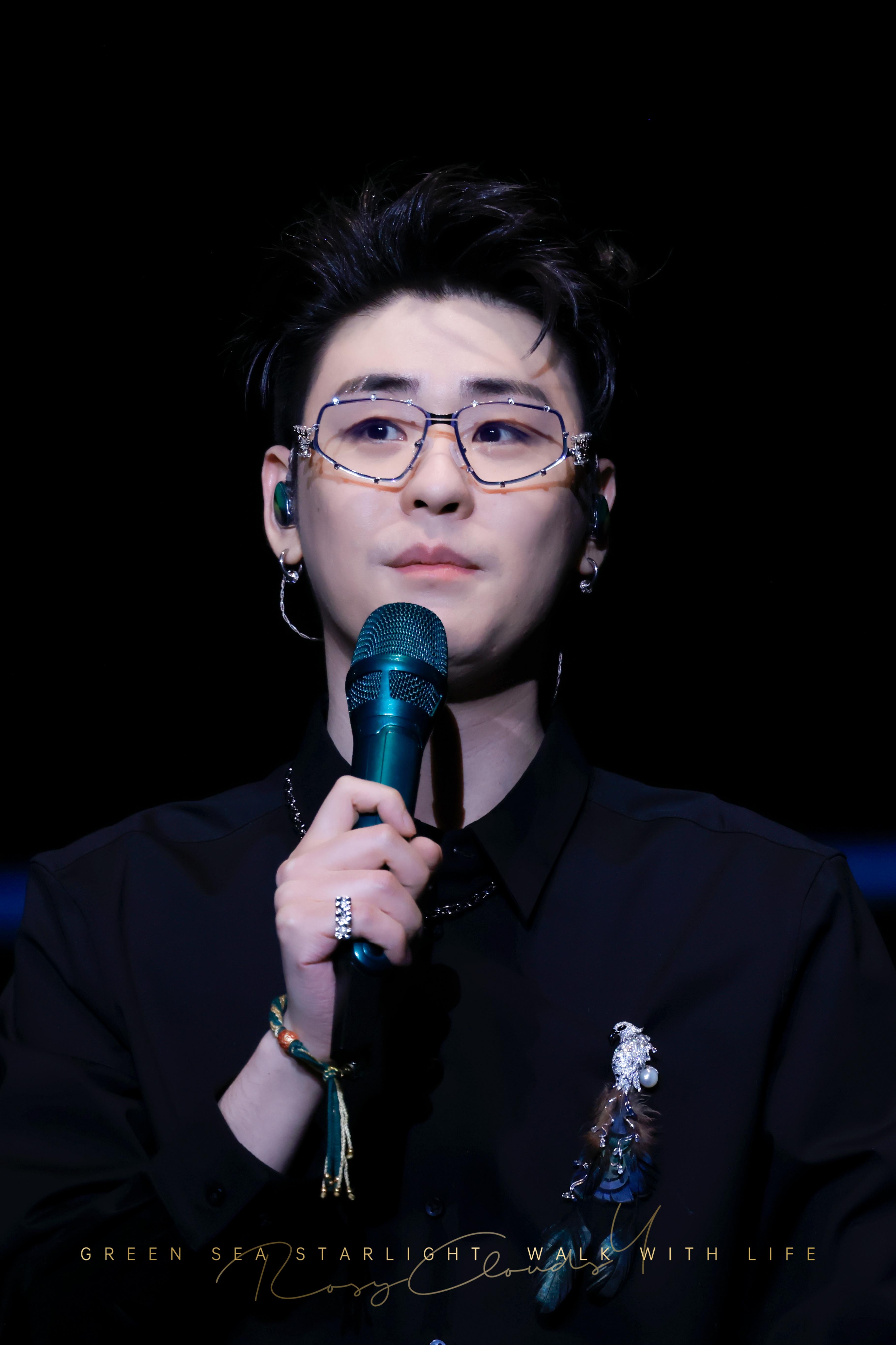 第一次发现磊磊这个眼镜是异形还边框带钻的我到底是太