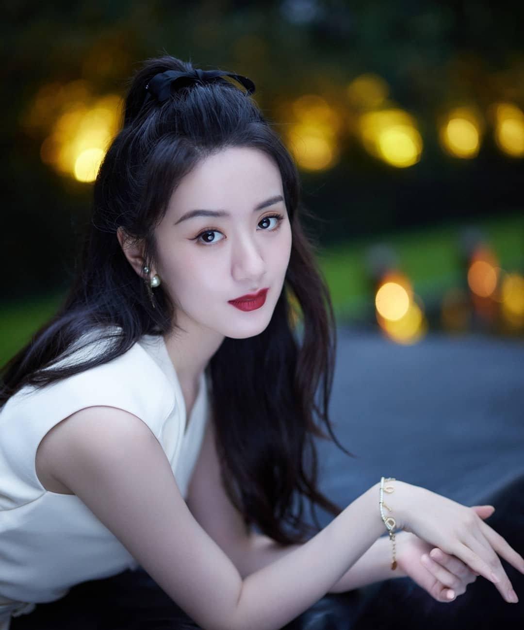 娱乐闪接触 的想法: 袁冰妍着白裙子高马尾又飒又甜,美无止境的时尚