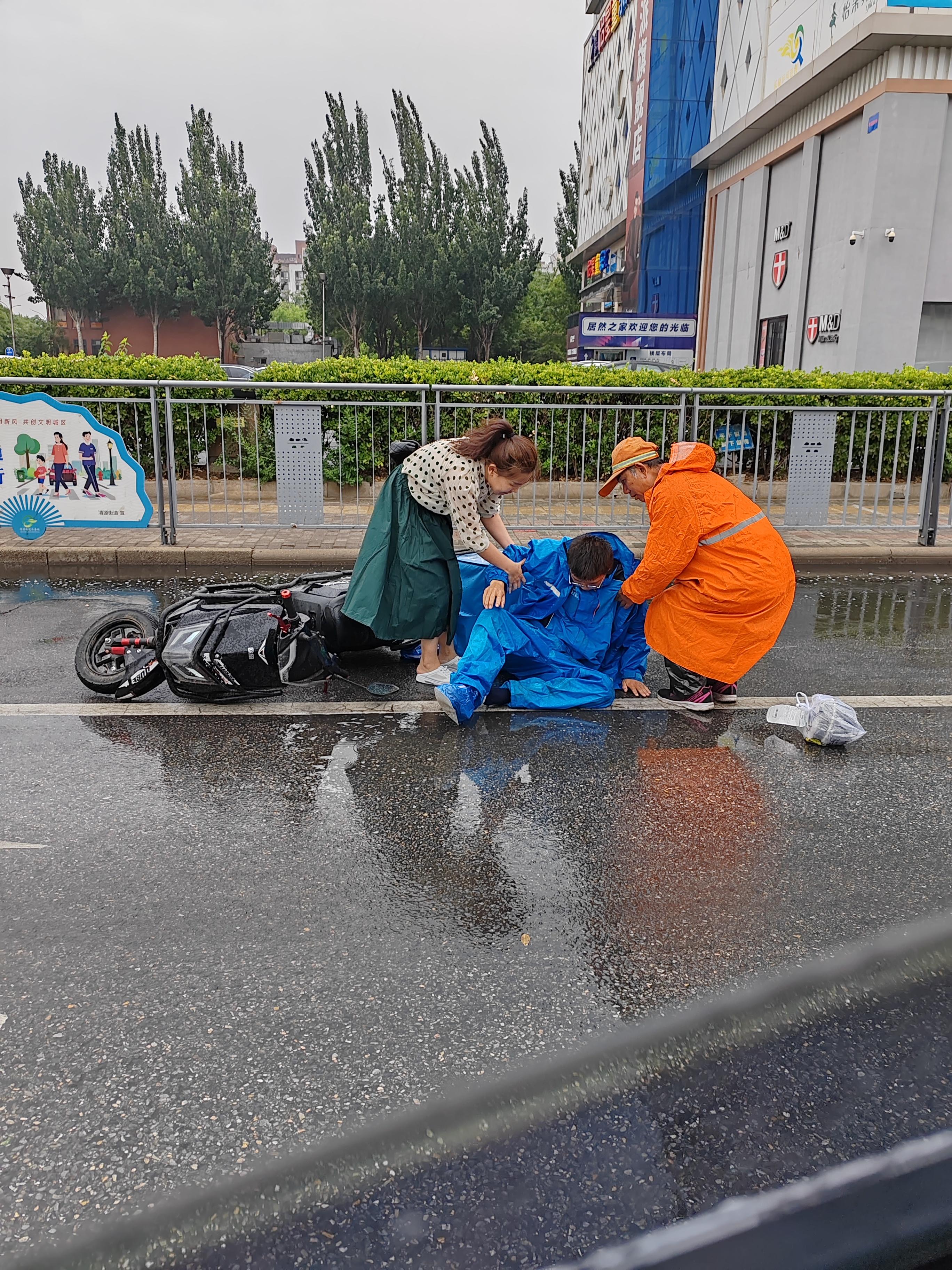 保险经纪人叶小保 的想法: 那个赶路摔跤的外卖小哥