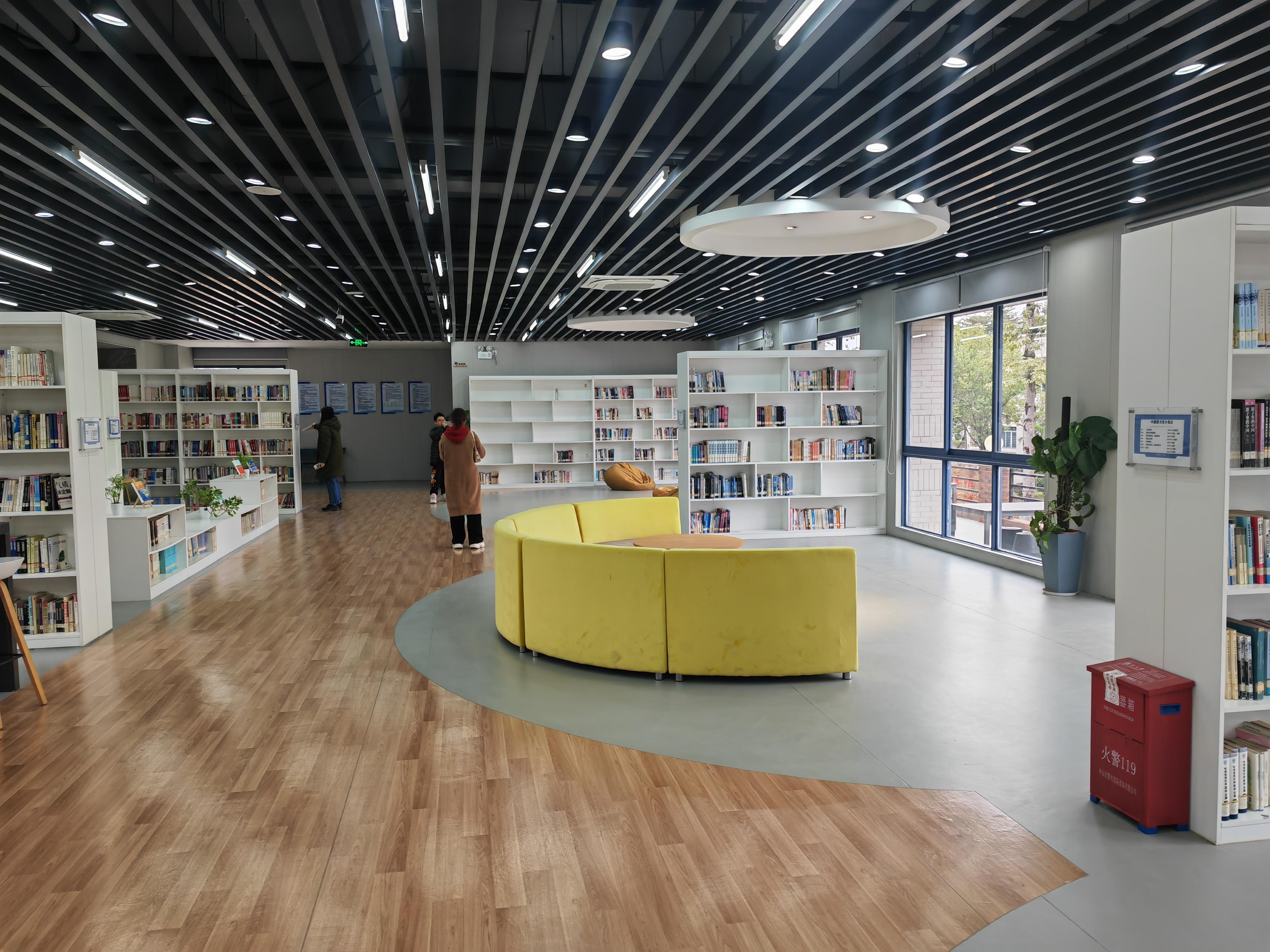 这里的图书馆环境还是相当不错.藏书肯定是不错