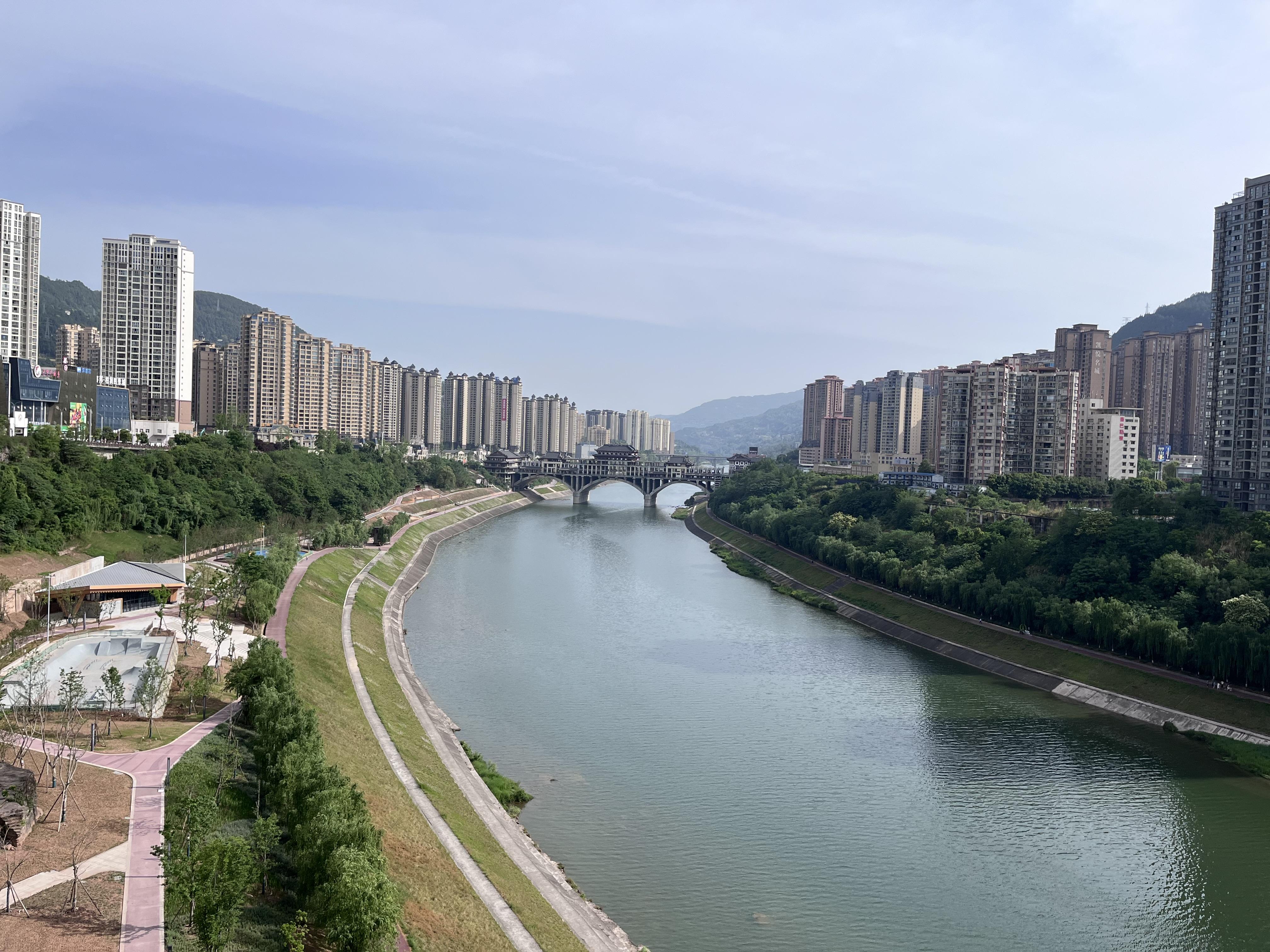 打卡巴中市,巴中人爱吃包子,街上包子店很多,酱肉包子是特别推荐,当地