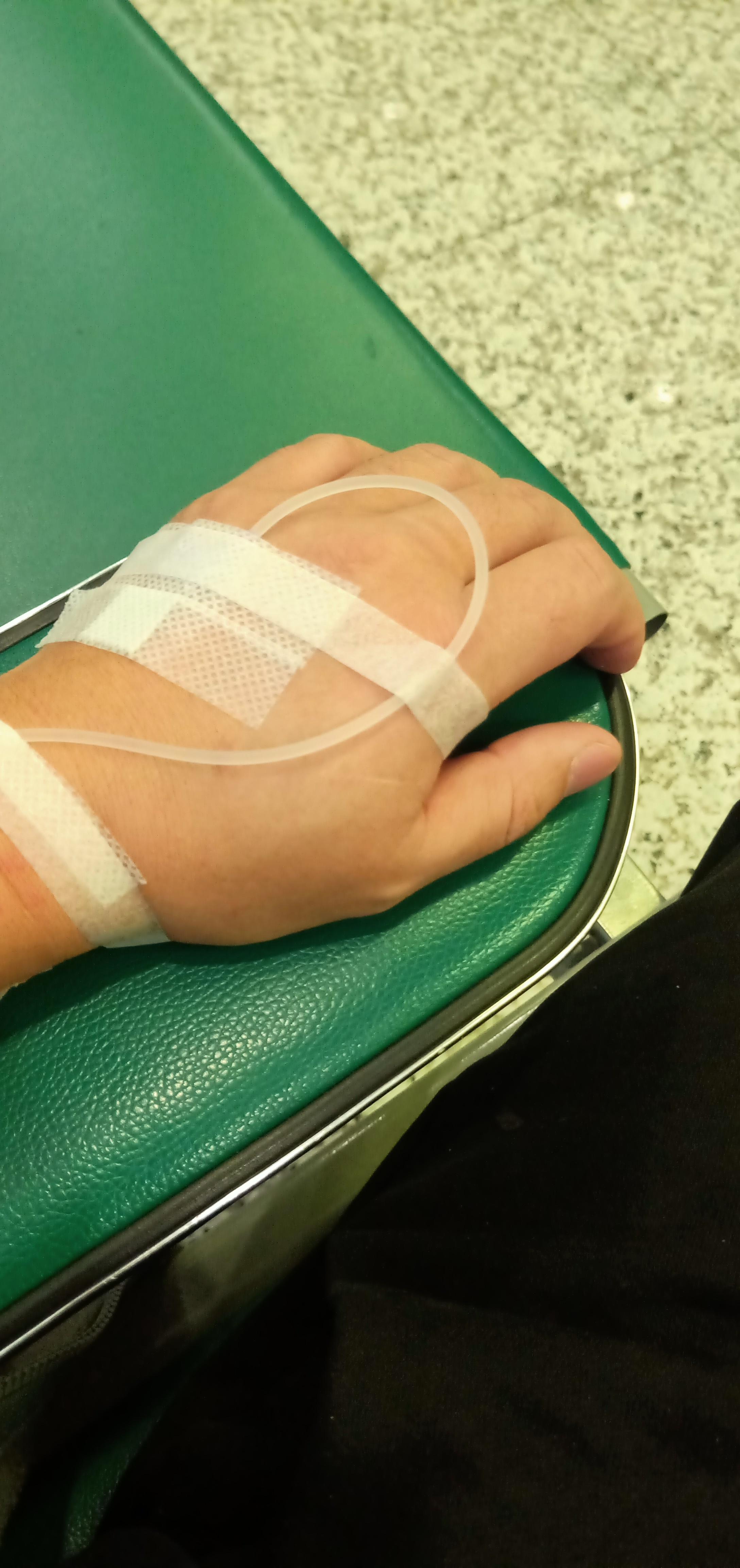 新人报到 上一次打吊瓶是2016年,妈妈去世的时候,大病了一场