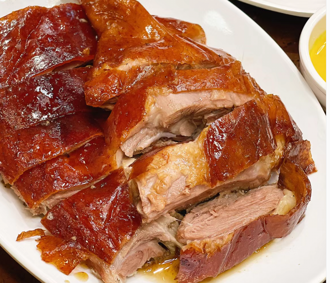 肥美个个爆汁鸭肉蘸调料后十分好吃而且味道也不是北京烤鸭所能替代的