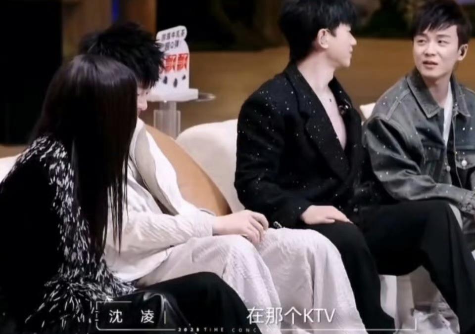 多姿多彩娱 的想法: 张杰喝多了在地上蛙泳,网友:太好笑了 |  a class