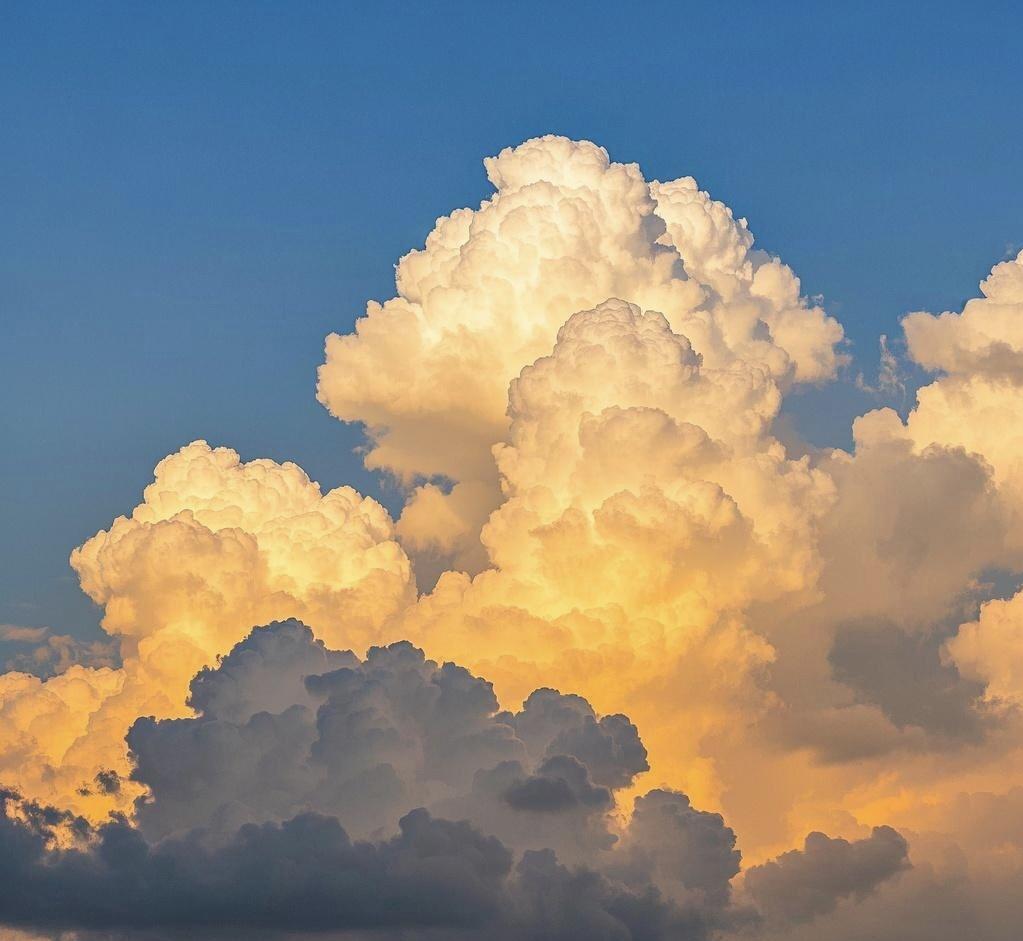 《云彩收集者:漫步云端,收藏天空的梦幻诗篇》2