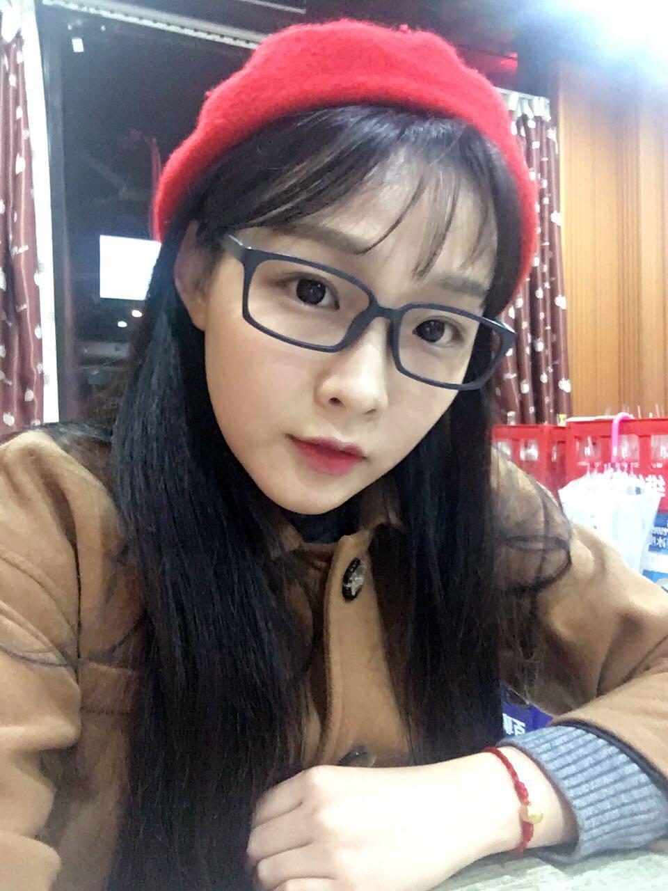 戴眼镜的女孩怎样自拍好看