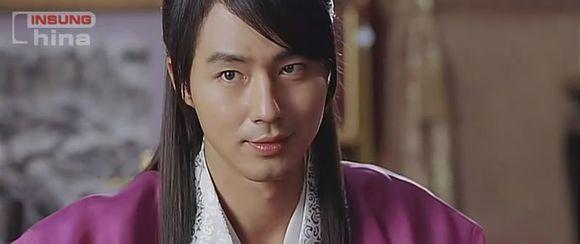 霜花店中赵寅成城饰演的侍卫到底是更喜欢皇上还是皇后困扰啊