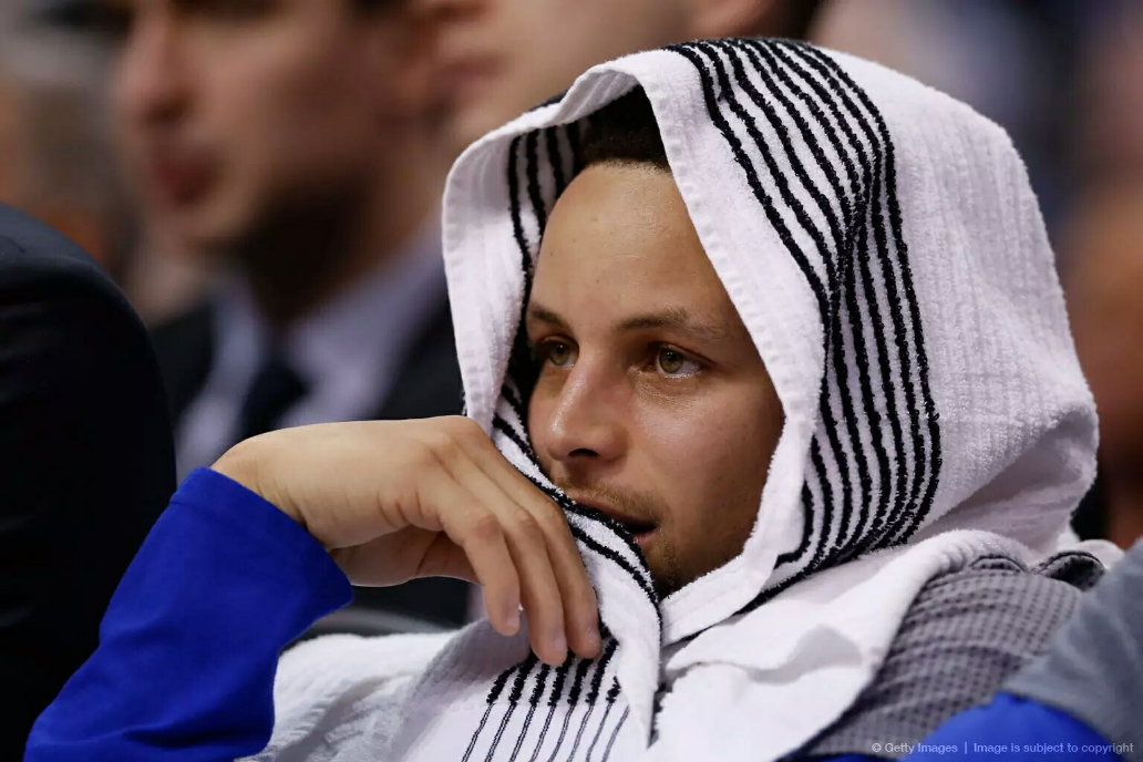 之前在微博上看过库里头披毛巾的图片美不可方物但是忘记保存了百度也