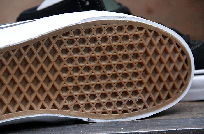 足球鞋鞋底花纹篮球鞋鞋底花纹羽毛球鞋鞋底花纹各针对该运动类型作了