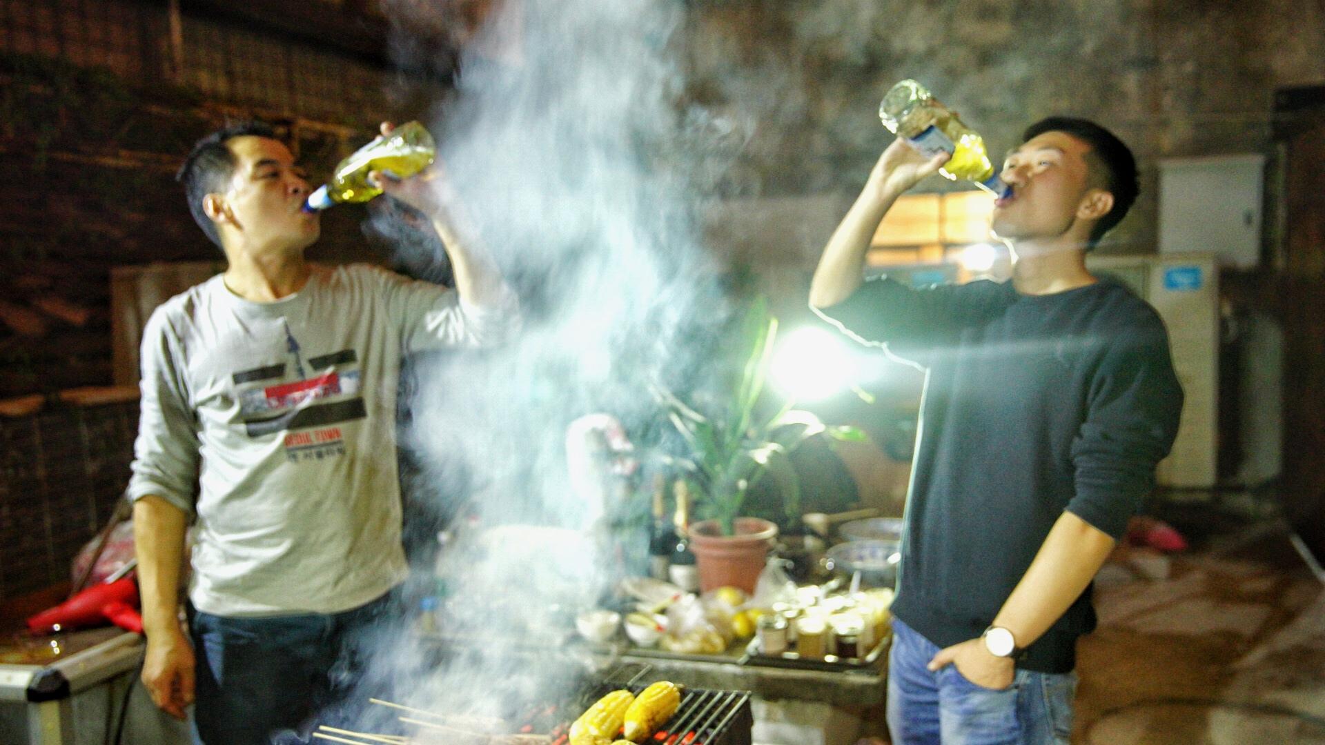 亚洲男人正在为一群朋友烹饪烧烤照片摄影图片_ID:310353985-Veer图库