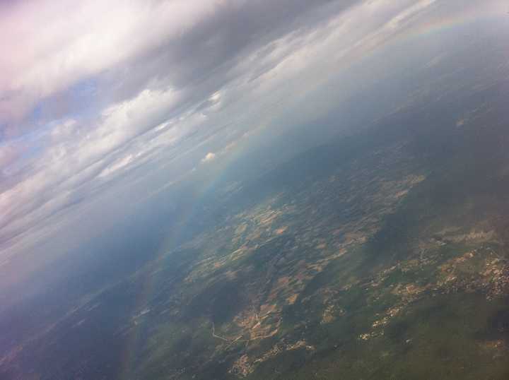 从飞机上看彩虹是什么样子的？ 知乎