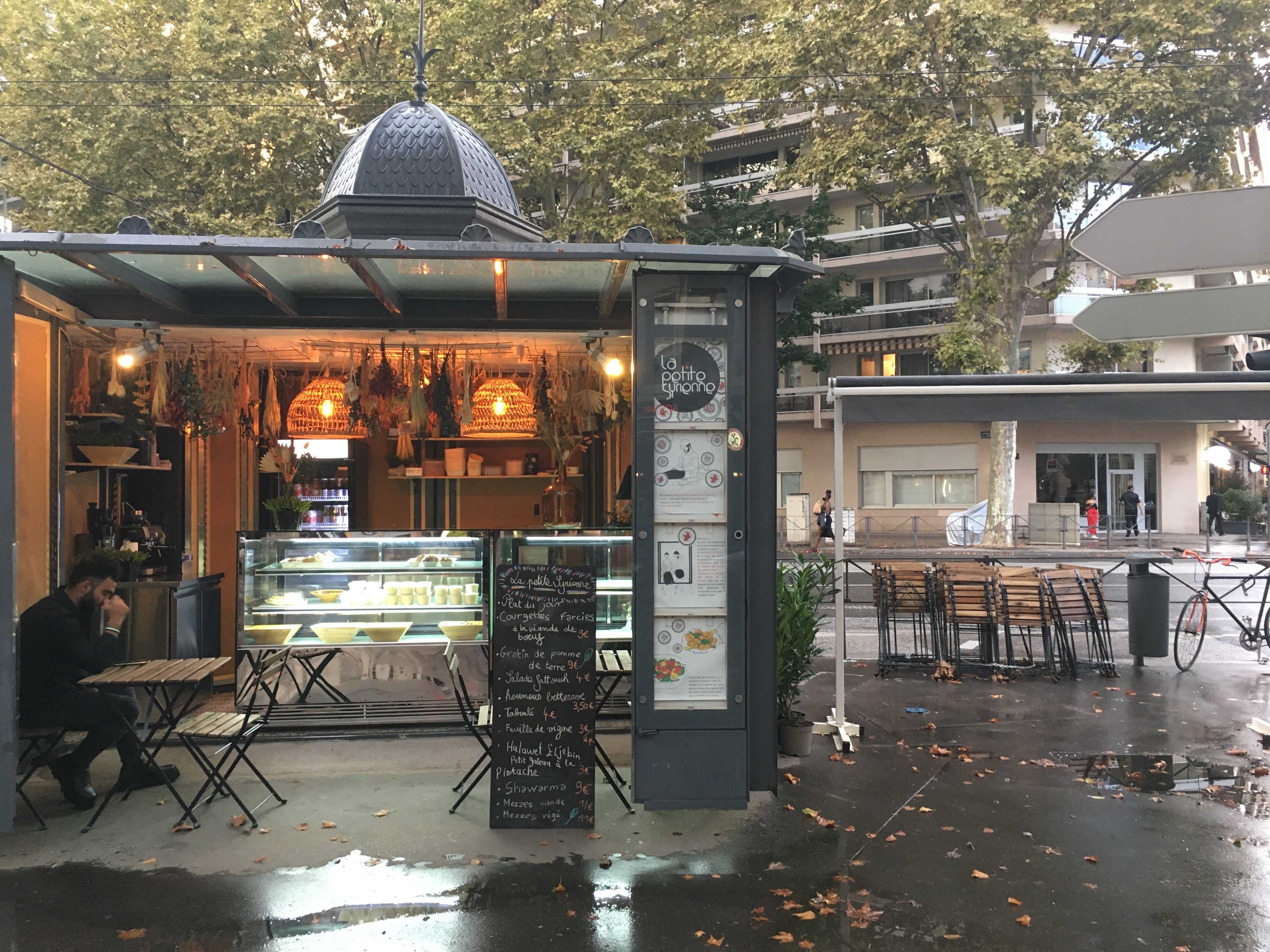 经过原先的报刊亭 发现它已经被改造成了一个露天饮食摊/迷你咖啡馆