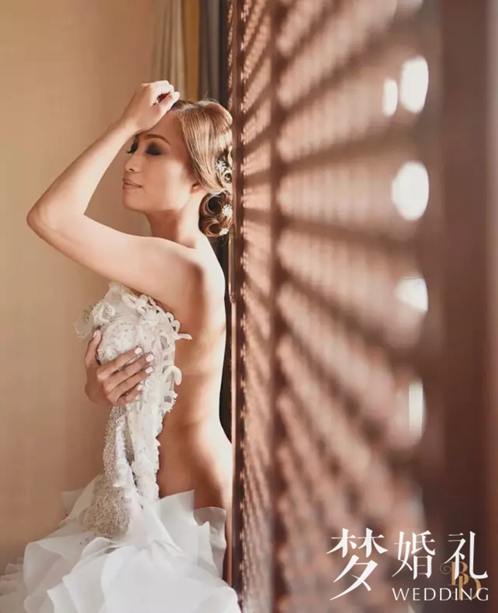梦境交织，前妻的赤裸身影与婚纱照的隐秘寓意
