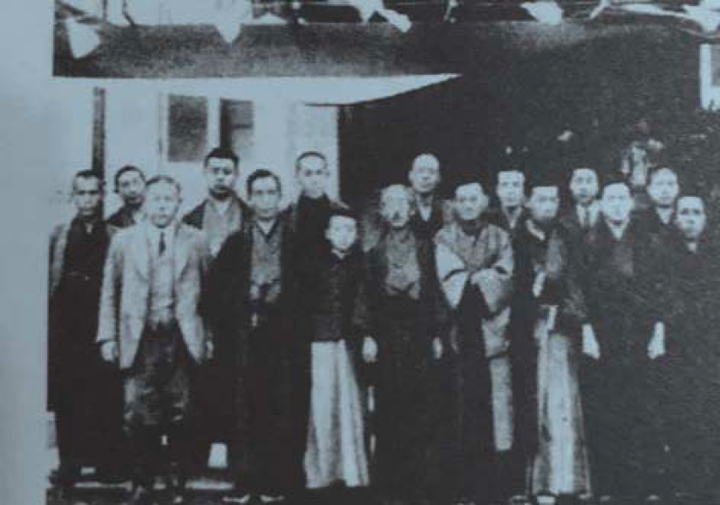 1928 年，在日本棋院大门口迎接吴清源的日本棋手，中间那个孩子就是吴清源