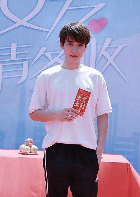 有哪位大神知道楼下女友请签收里叶非墨和温小暖分手时叶非墨痛哭时候