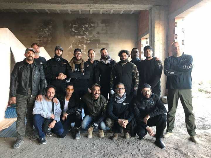 讲述一名年轻的伊拉克警察被尼尼微的特种部队从交火中救出,此后加入