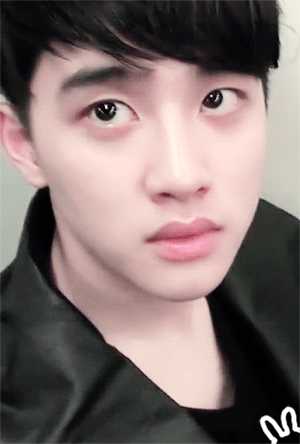 相对于队内高人气成员,都暻秀的死忠粉女友粉较少这一点对于他现在和