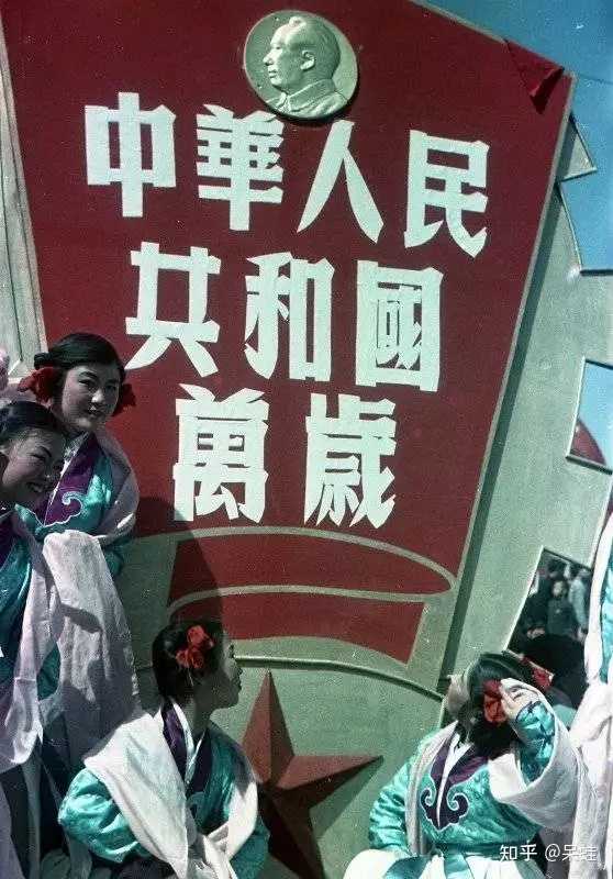 新中国第一次出现汉服是在什么时候? - 知乎