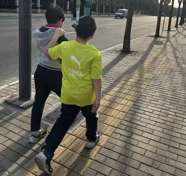 孩子被别人欺负，教他忍让，还是直接反击？