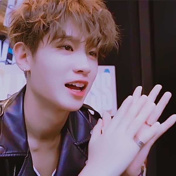 有没有黄明昊泰菲笑的图片