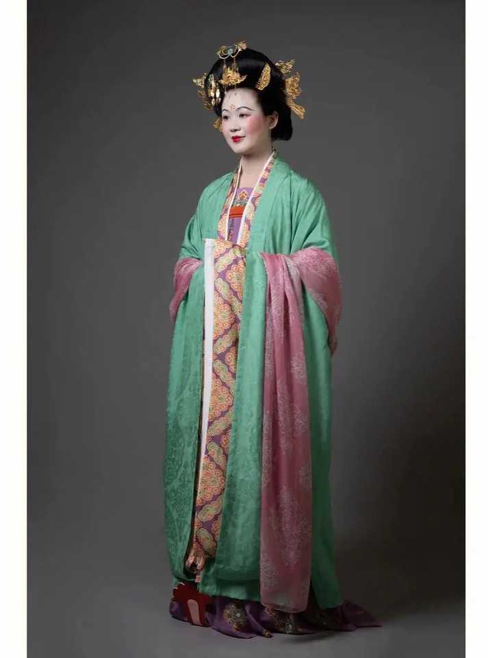 日本公家女性的“十二单”这类，“穿N层衣服都开襟”的审美范式，是什么