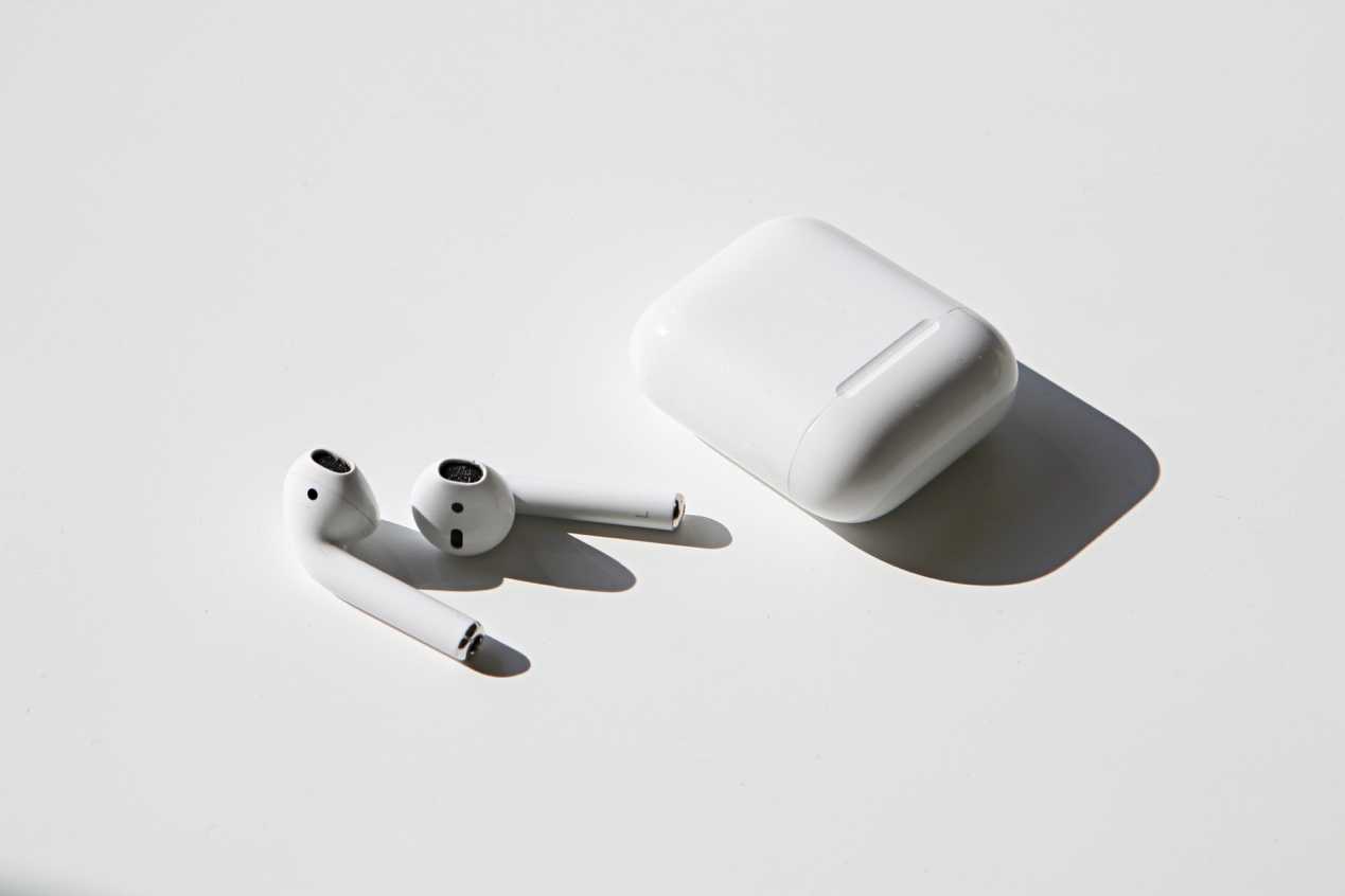耳机：苹果airpods 2代