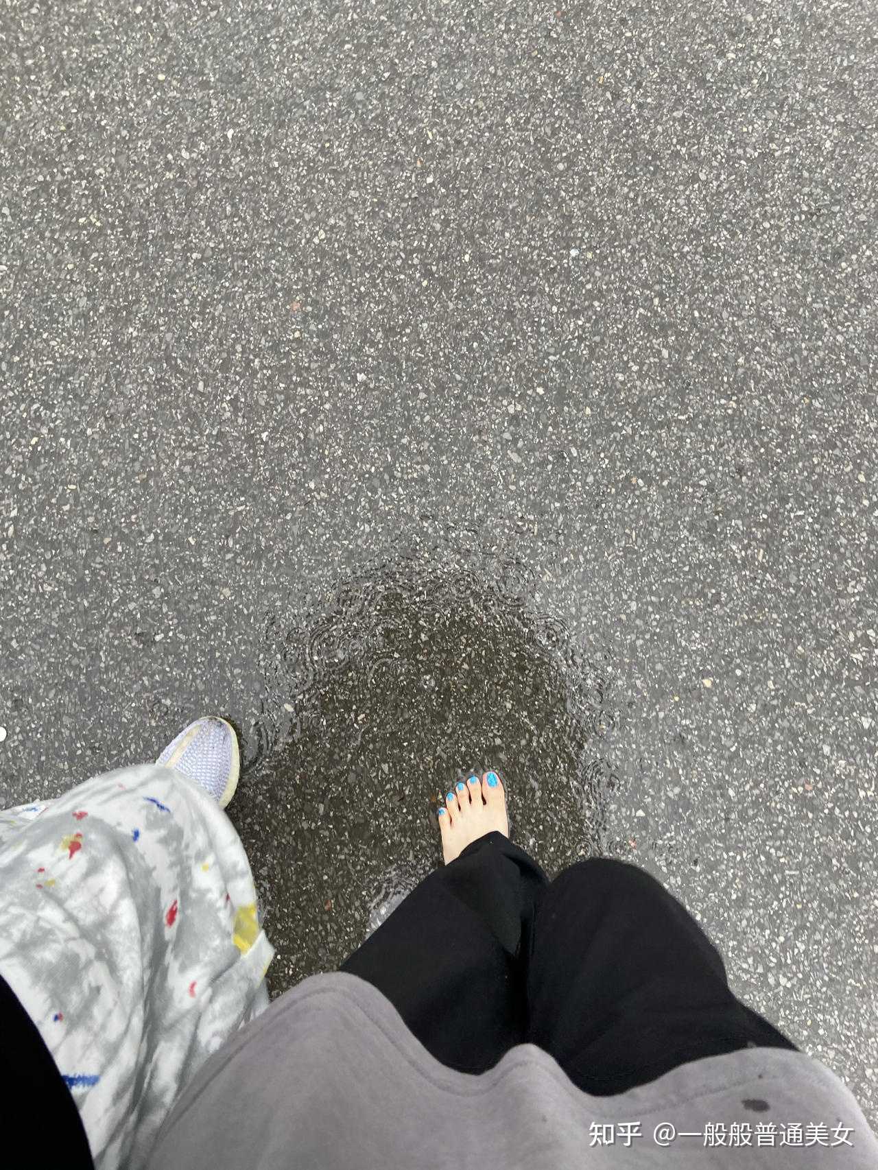 一般般普通美女 的想法: 下了两天的雨,上班鞋子都湿透了,光着脚