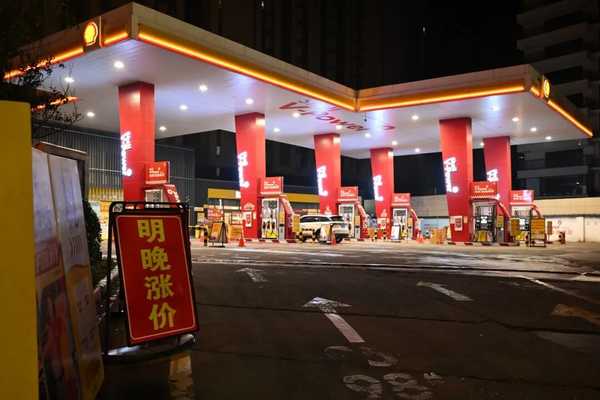 一边是排队抢油的油车长龙，一边是加速迭代的电车技术，如何看待当下汽车消费的十字路口？