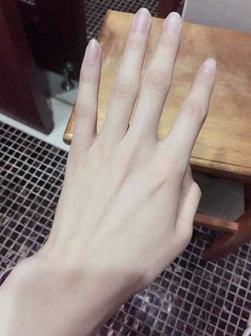 女朋友的手白白嫩嫩的,想要天天摸哈哈哈