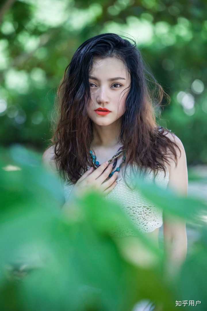 为什么拍人像一定要讲虚化?不讲求虚化的人像摄影就不出色吗?烦请答者平和地举例自己的摄影作品作出回答? - 知乎