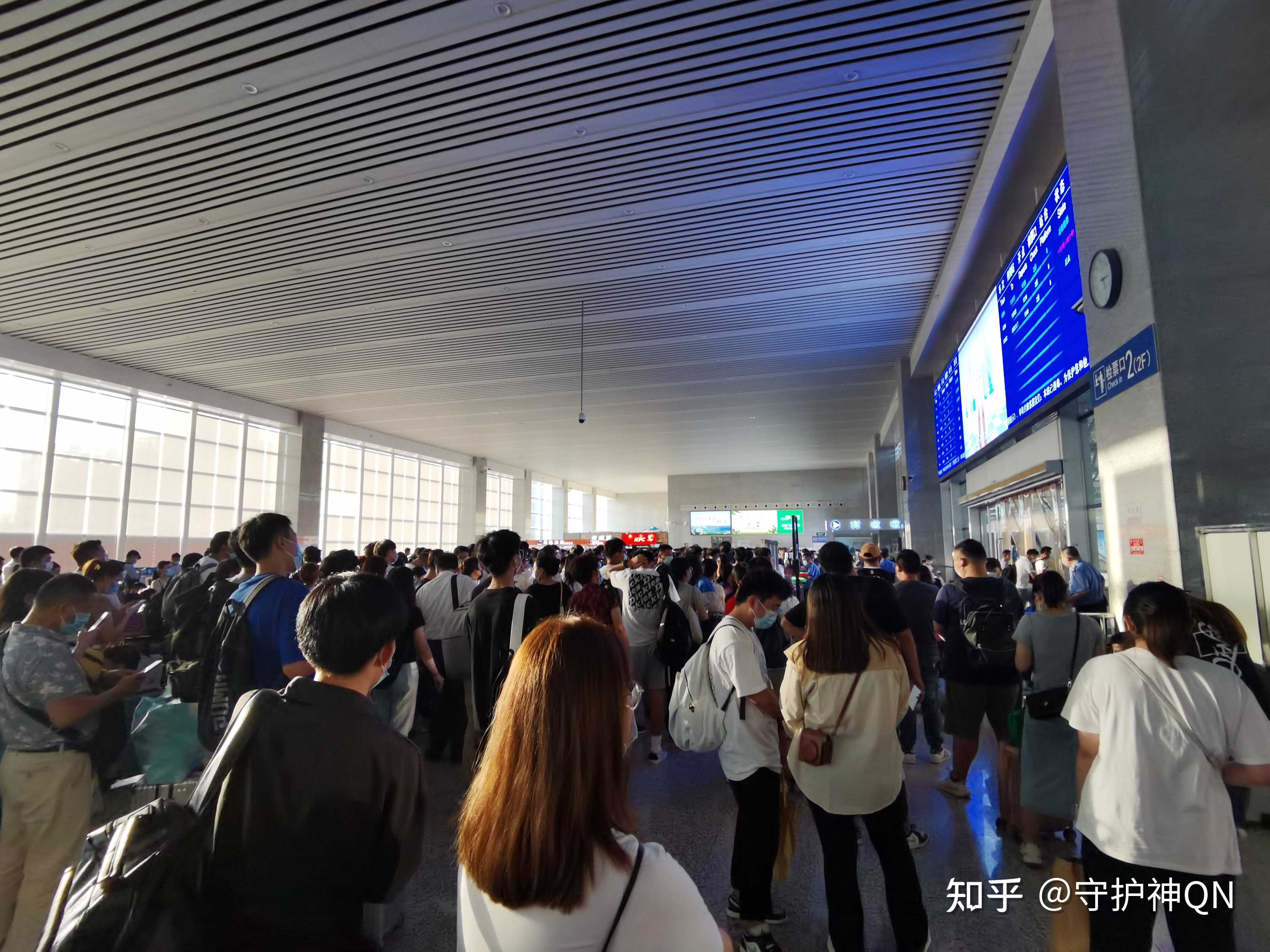 中秋已經過去了這是高鐵候車室我當時在想市中心的火車候車室人也應該