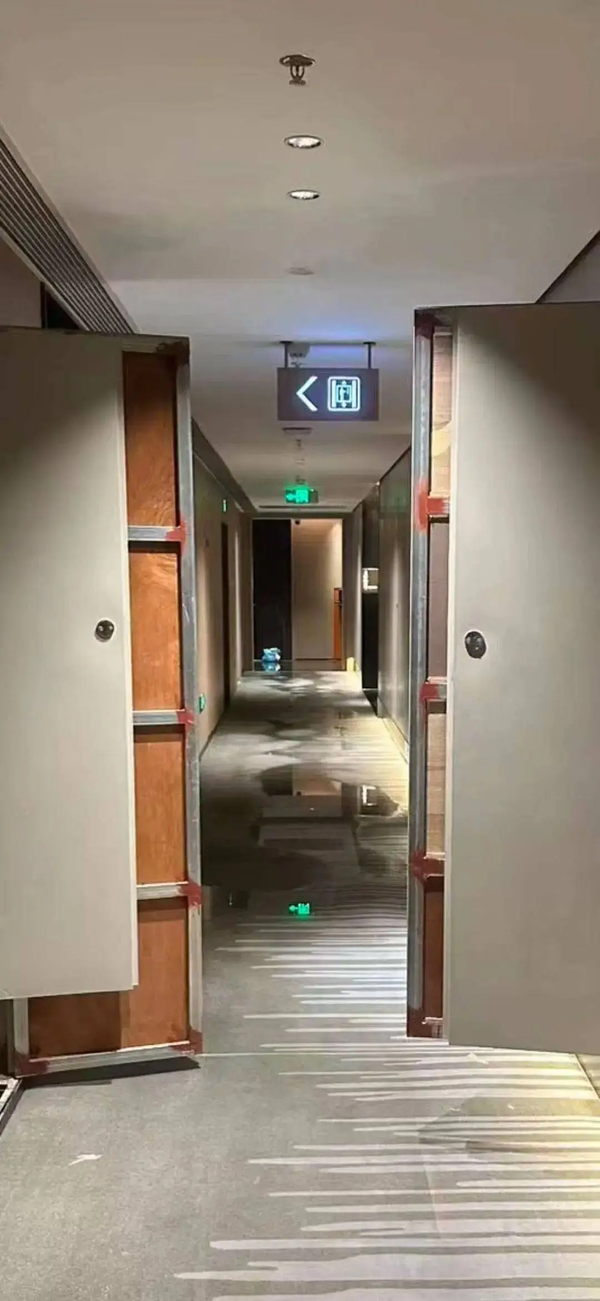 一家三口被困酒店卫生间超4小时，其间消防喷淋失控致婴儿险失温，当事人索赔15万，从法律角度如何解读？