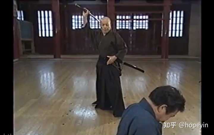 表弟声称「日本武士切腹 介错人斩首,这套行为是典型的既当婊子,又立牌坊」,如何看待这个观点? - 知乎
