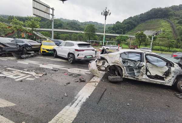 针对城市电动自行车交通安全问题，有哪些可行的解决方案？