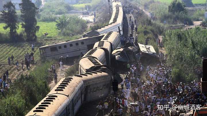 两列中国最惨烈的铁路事故,世界及中国重大铁路事故一览,中国铁路最严重的事故运煤火车在大秦铁路天津段相撞11节车厢坠落至铁路桥下