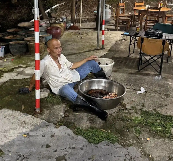 全网最不想火鸡煲店老板抗拒走红，称「用的冰冻鸡，别来了」，如何看待其这波操作？背后是怎样的心态与逻辑？