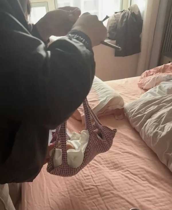 南京一卫生院用杆秤称重，秤砣滑落砸到新生儿，当地卫健委已介入调查，这一操作合规吗？为啥还会用老式杆秤？