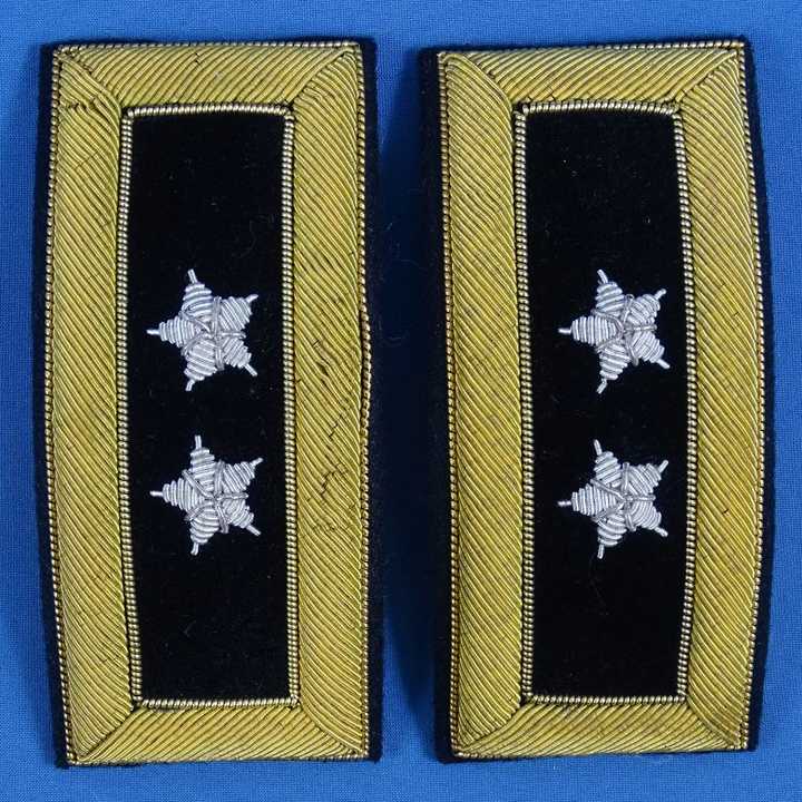 我很好奇,美军新常服的这种竖向肩章怎么佩戴上的?如图。? 知乎