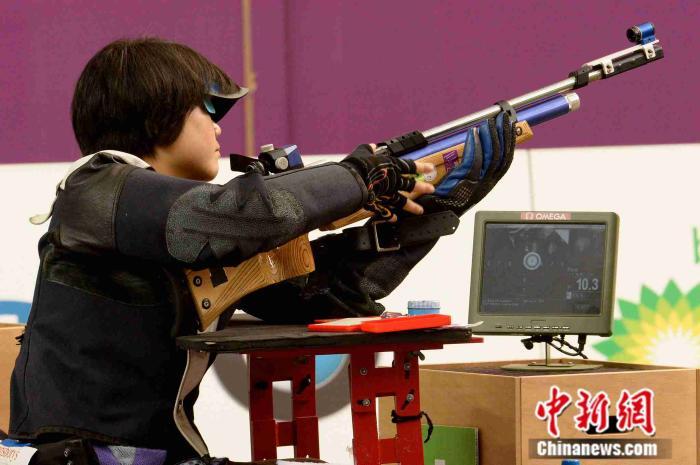 2012年9月1日，在英国伦敦皇家炮兵兵营举行的2012年伦敦残奥会第3天，中国选手张翠萍参加了R3-10米气步枪俯卧混合式SH1决赛