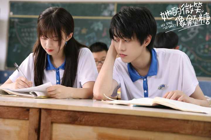 她的微笑像颗糖