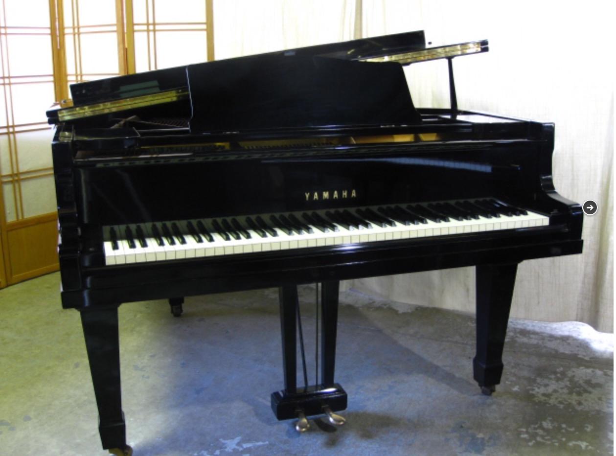 三角钢琴中间的踏板是做什么用的?