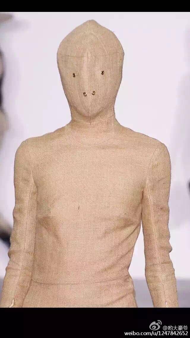 t台的衣服设计的那么奇怪根本没办法穿出去到底是想表达什么吗