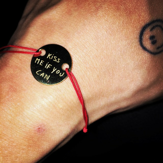 权志龙手上的笑脸是纹身吗