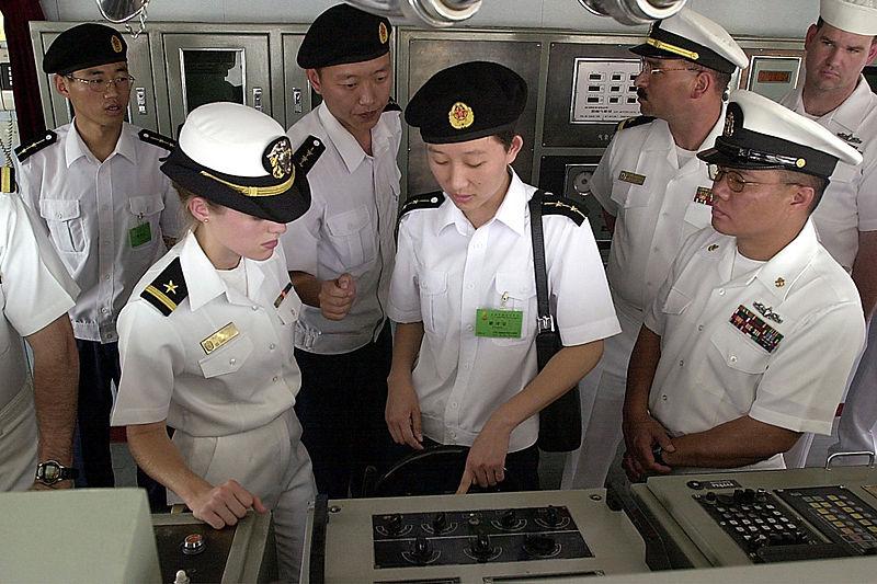 中国人民解放军海军的两种水手服有哪些区别?