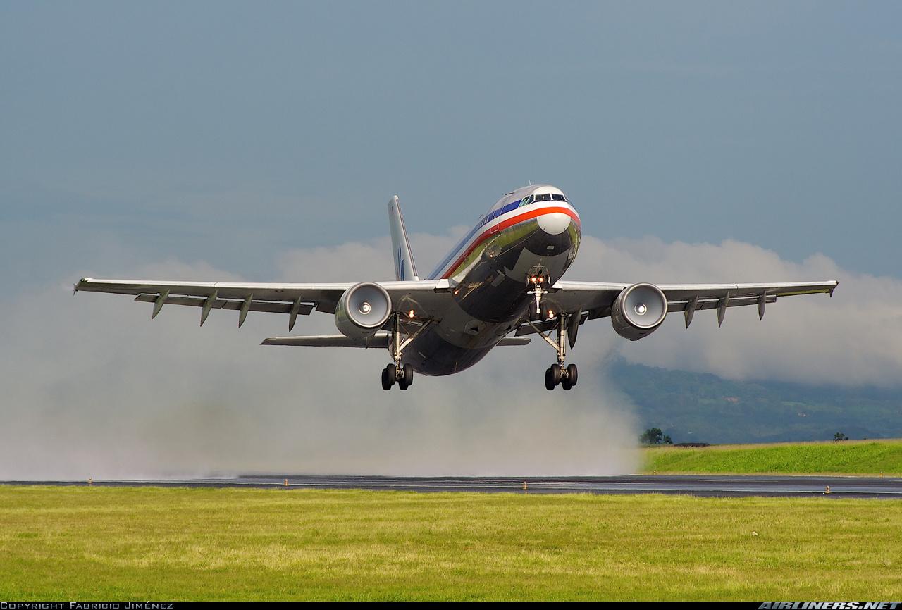 飞机上听到的轰鸣噪音来自哪里